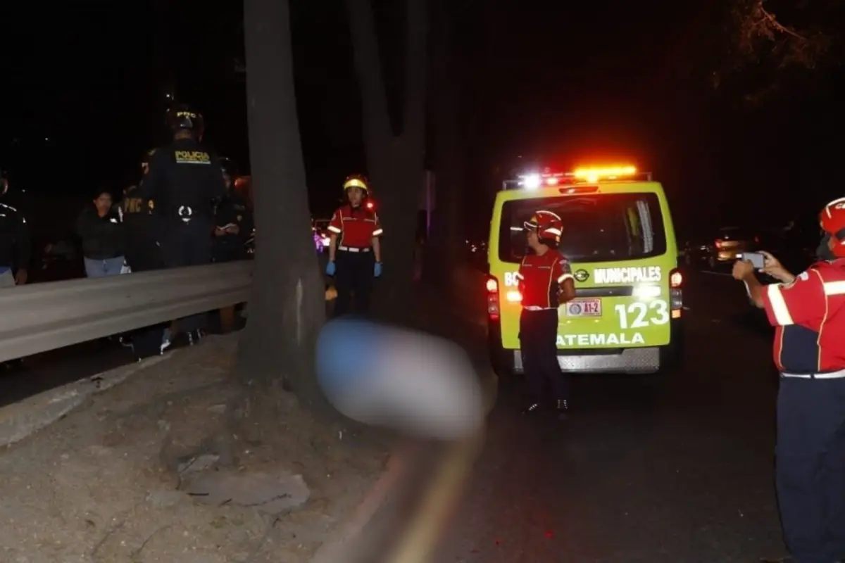 Paramédicos reportaron que el afectado ya no contaba con signos vitales tras el encontronazo con los árboles. Foto: Bomberos Municipales.