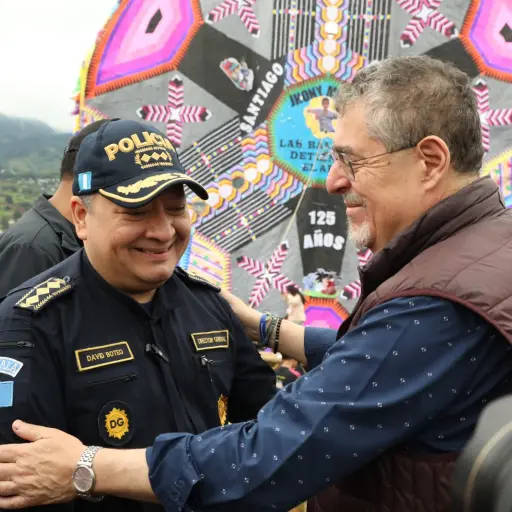 Fuentes de gobierno compartieron imágenes del mandatario en el cementerio de Santiago Sacatepéquez. 