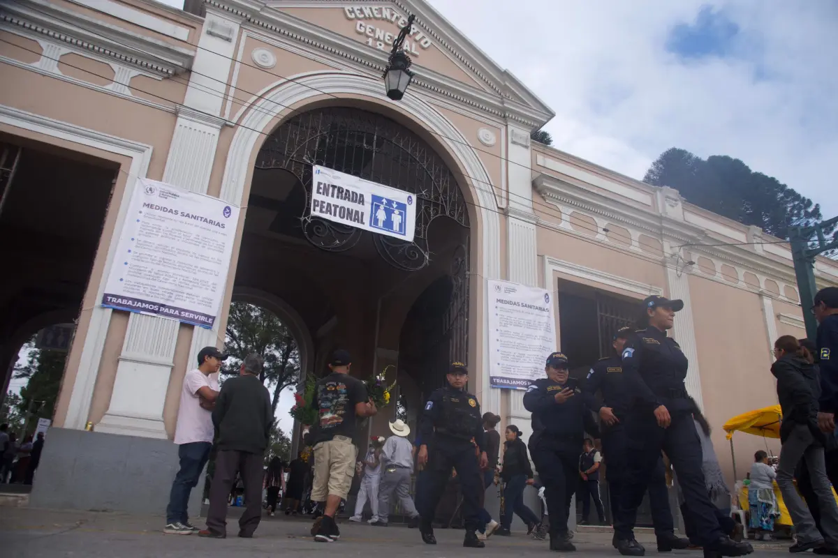 Los guatemaltecos acudieron al camposanto más grande de Guatemala para encomiar a sus parientes que descansan en paz. Foto: Omar Solís.