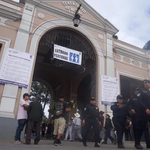 Los guatemaltecos acudieron al camposanto más grande de Guatemala para encomiar a sus parientes que descansan en paz. Foto: Omar Solís.