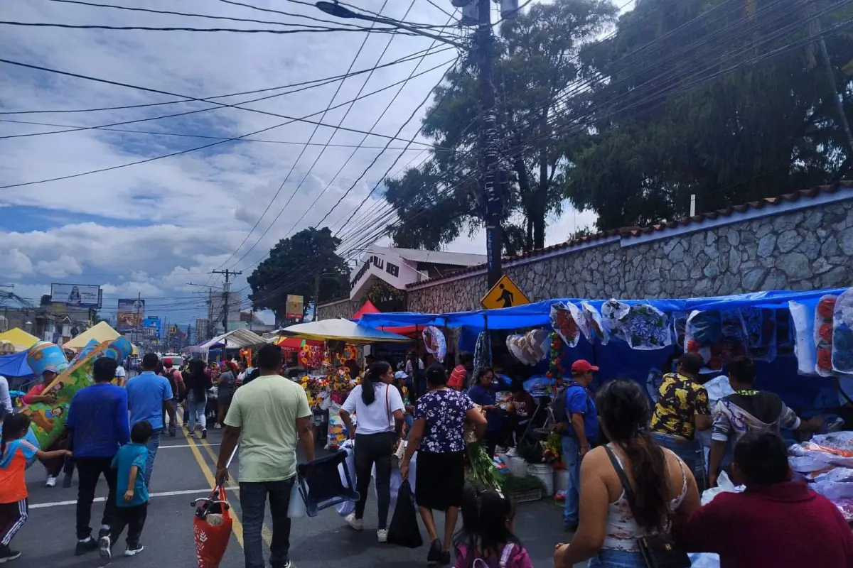 La PMT de Villa Nueva pidió reducir la velocidad al acercarse a los cementerios de los cascos urbanos del país. Foto: PMT de Villa Nueva. 