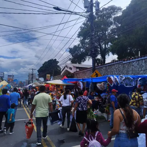 La PMT de Villa Nueva pidió reducir la velocidad al acercarse a los cementerios de los cascos urbanos del país. Foto: PMT de Villa Nueva. 