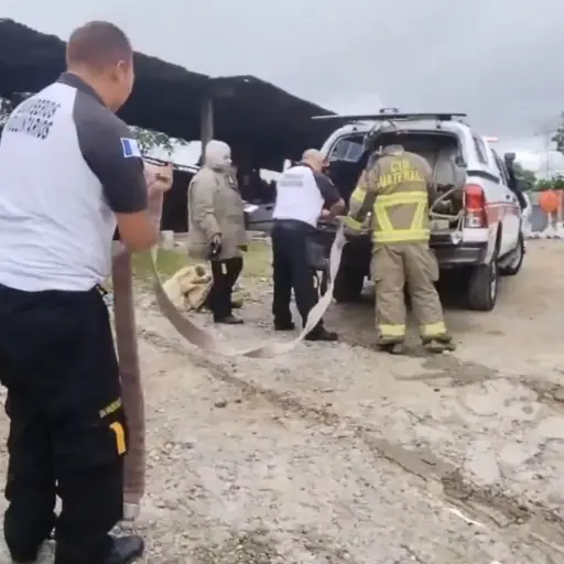 Apagan incendio en predio de colonia San Rafael zona 18 ,