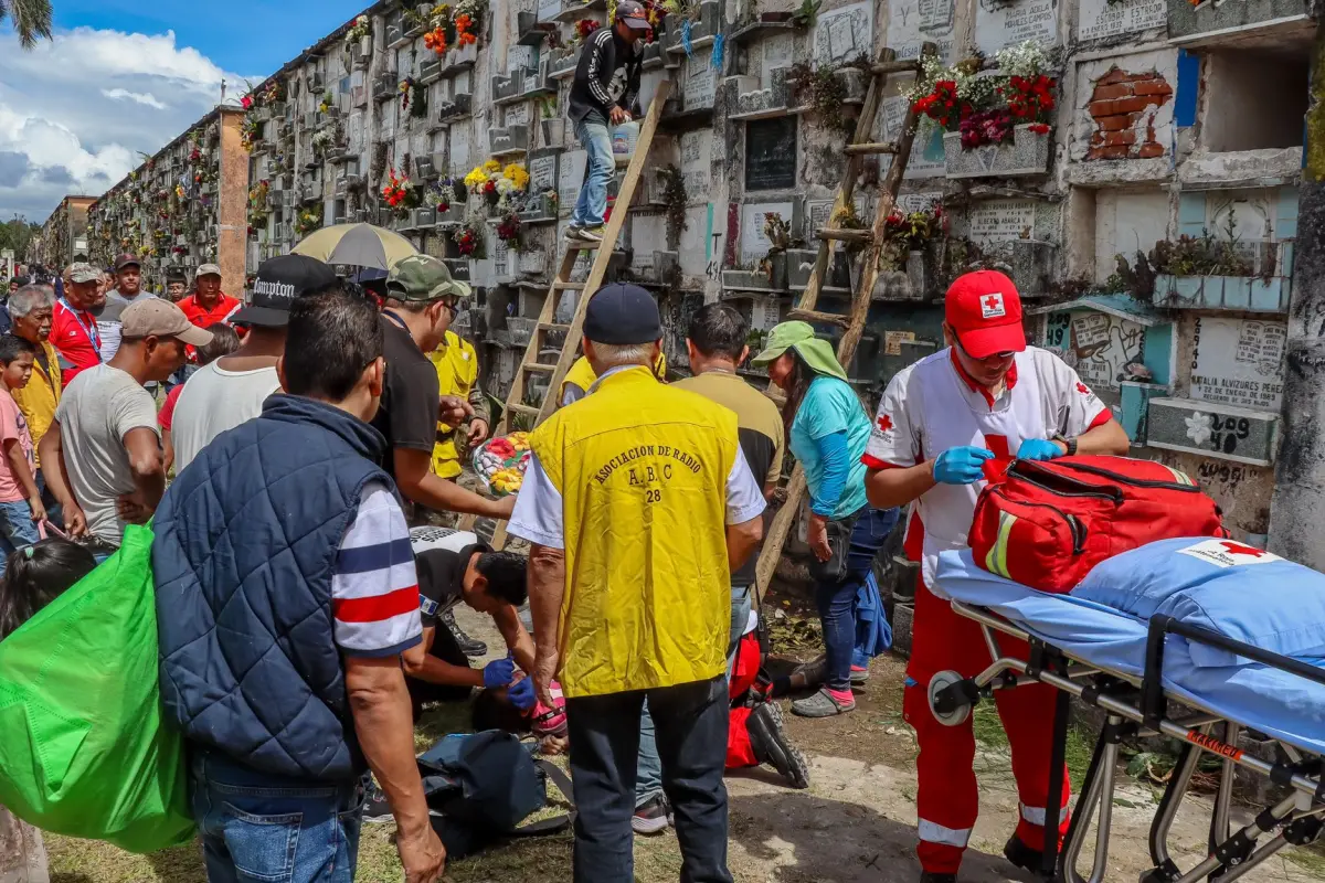 La pequeña sufrió traumas leves, por lo que los cuerpos de rescate la atendieron en el lugar. Foto: Cruz Roja Guatemalteca. 