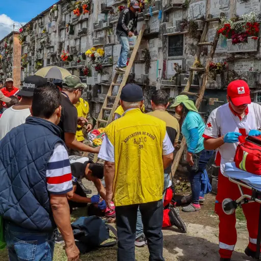 La pequeña sufrió traumas leves, por lo que los cuerpos de rescate la atendieron en el lugar. Foto: Cruz Roja Guatemalteca. 
