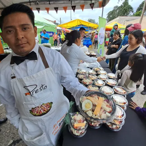 Las porciones se ofrecen a un costo de Q25 por persona. Foto: Omar Solís. 