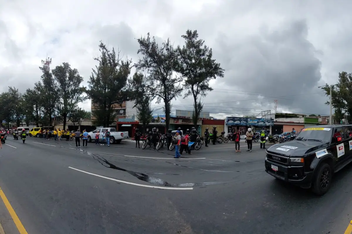 El paso se cerró durante la mañana por el paso de la octava etapa de la 63 Vuelta Ciclística a Guatemala. Foto: Alex Meoño.