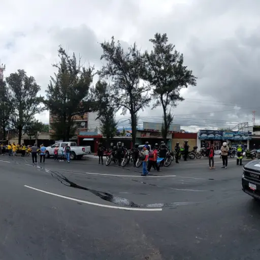 El paso se cerró durante la mañana por el paso de la octava etapa de la 63 Vuelta Ciclística a Guatemala. Foto: Alex Meoño.