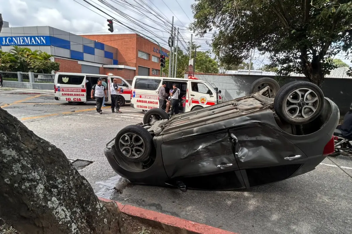 Los ocupantes de ambos vehículos sufrieron heridas leves. Foto: Bomberos Voluntarios. 