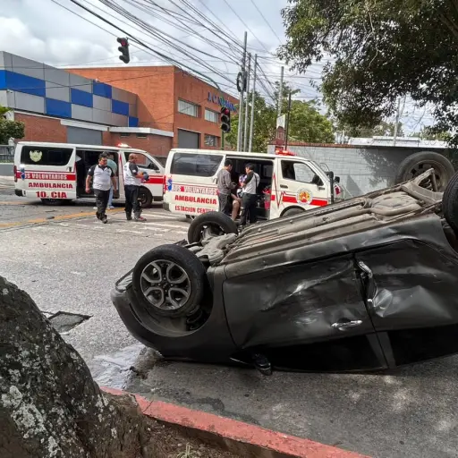 Los ocupantes de ambos vehículos sufrieron heridas leves. Foto: Bomberos Voluntarios. 