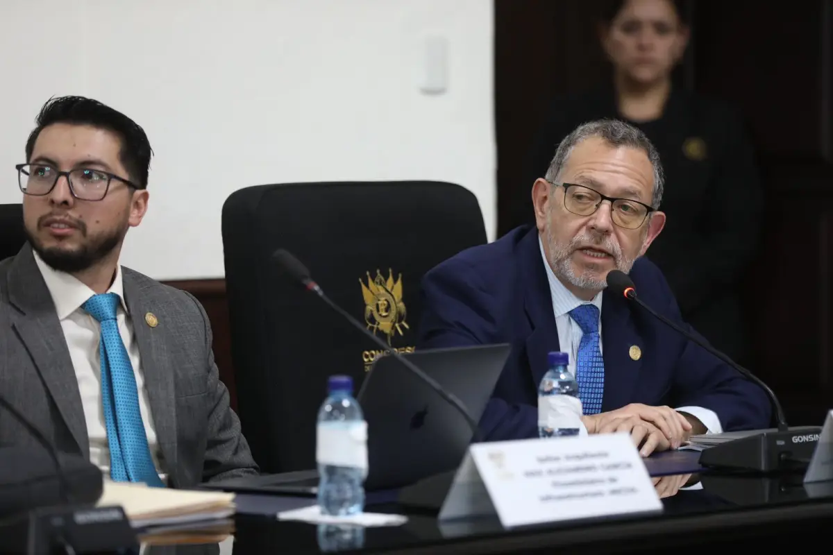 El viceministro de Infraestructura, Alejandro García; y el ministro de Comunicaciones, Félix Alvarado, en una citación con diputados. Foto: Congreso