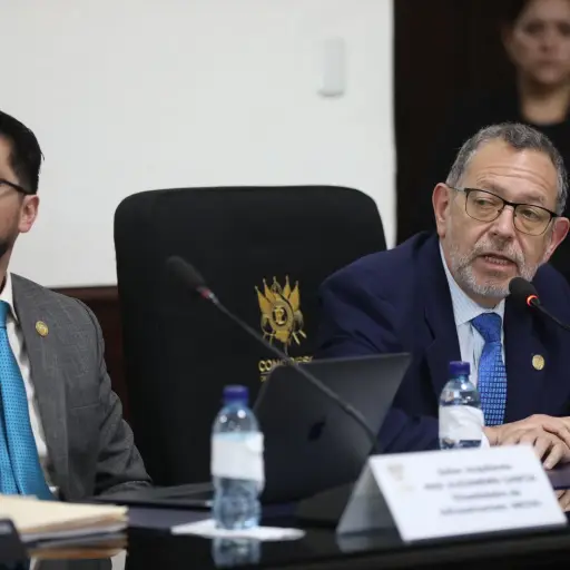 El viceministro de Infraestructura, Alejandro García; y el ministro de Comunicaciones, Félix Alvarado, en una citación con diputados. Foto: Congreso