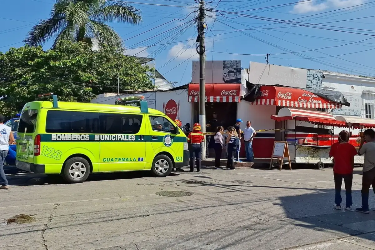 Autoridades señalizaron el lugar en donde quedaron las dos víctimas fallecidas a causa del tiroteo. Foto: Bomberos Municipales. 