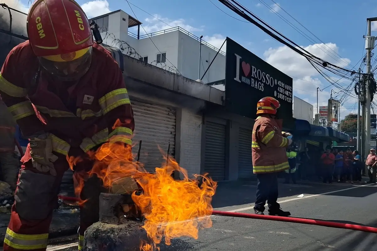 Los paramédicos confirmaron el hallazgo de dos menores y dos adultos que resultaron heridos por el siniestro. Foto: Bomberos Municipales.