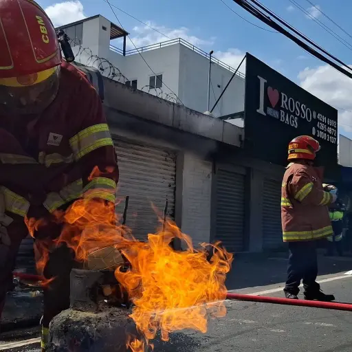 Los paramédicos confirmaron el hallazgo de dos menores y dos adultos que resultaron heridos por el siniestro. Foto: Bomberos Municipales.
