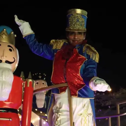 Cientos de vecinos se reunieron frente a la Municipalidad de Guatemala para ver salir las carrozas. Foto: Alex Meoño