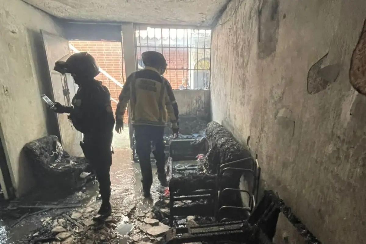 Las imágenes compartidas por los rescatistas mostraron que las llamas consumieron varios muebles de sala. De la misma forma, el fuego destruyó el piso y dejó seriamente afectadas las paredes del inmueble. Foto: Bomberos Voluntarios. 