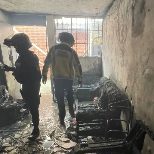 Las imágenes compartidas por los rescatistas mostraron que las llamas consumieron varios muebles de sala. De la misma forma, el fuego destruyó el piso y dejó seriamente afectadas las paredes del inmueble. Foto: Bomberos Voluntarios. 