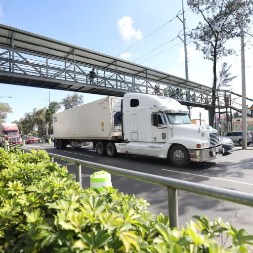 La pasarela es conocida por los vecinos, porque lleva a los guatemaltecos a la sede de la comisaría 14 de la Policía Nacional Civil. Foto: Municipalidad de Guatemala. 
