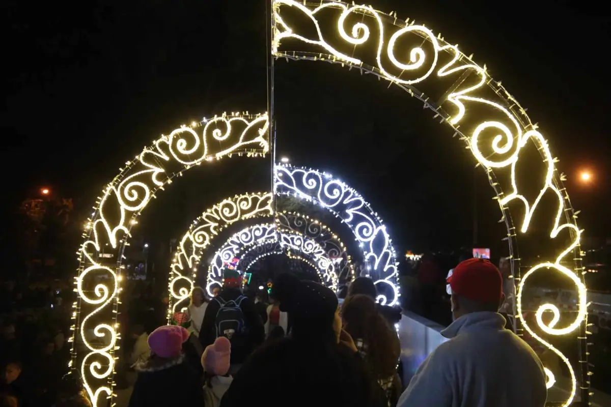 Más de 300 estructuras llenan de magia, luz y emoción los 10 puntos de iluminación en el área de cobertura de EEGSA. Foto: Álex Meoño. 