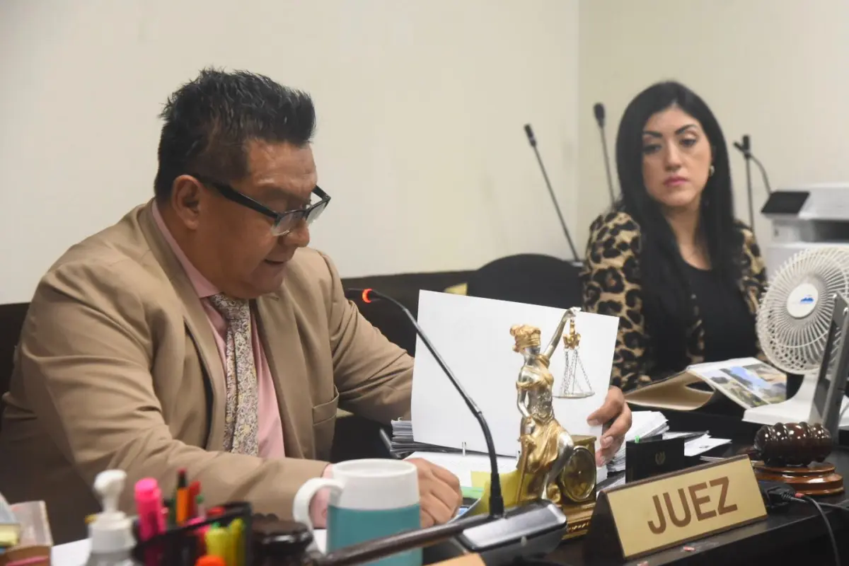 El juez Pedro Laynez en una audiencia del caso del crimen contra Floridalma Roque. Foto: Omar Solís/EU