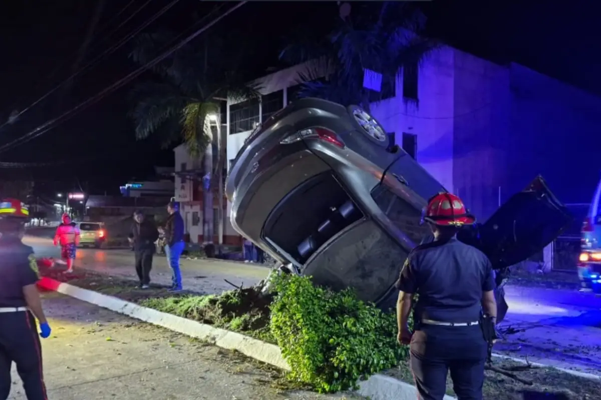 Bomberos Municipales Departamentales reportaron el tercero de los accidentes de tránsito en la Calzada Flora de Ramos, Sanarate El Progreso. 