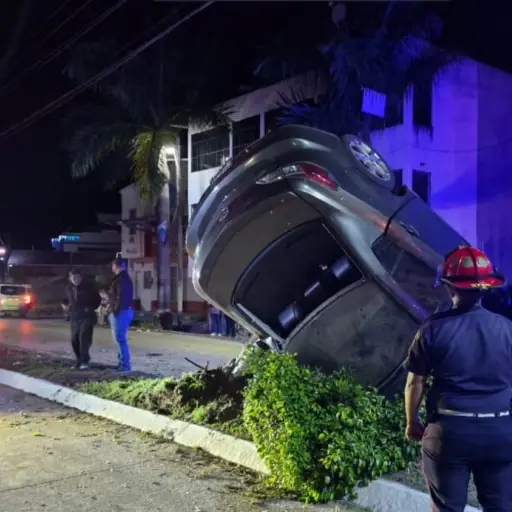 Bomberos Municipales Departamentales reportaron el tercero de los accidentes de tránsito en la Calzada Flora de Ramos, Sanarate El Progreso. 