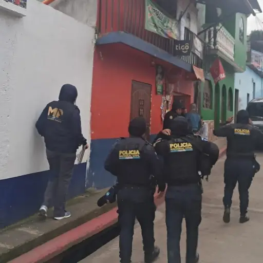 La PNC acompañó al MP en las diligencias que se desarrollaron en cuatro viviendas de Tactic, Alta Verapaz. Foto: MP