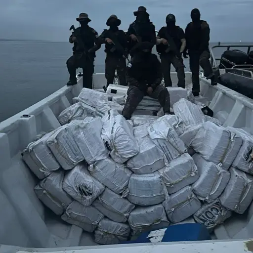La marina compartió imágenes en la que se ve una gran cantidad de paquetes con posibles sustancias ilegales. Foto: Ejército de Guatemala.