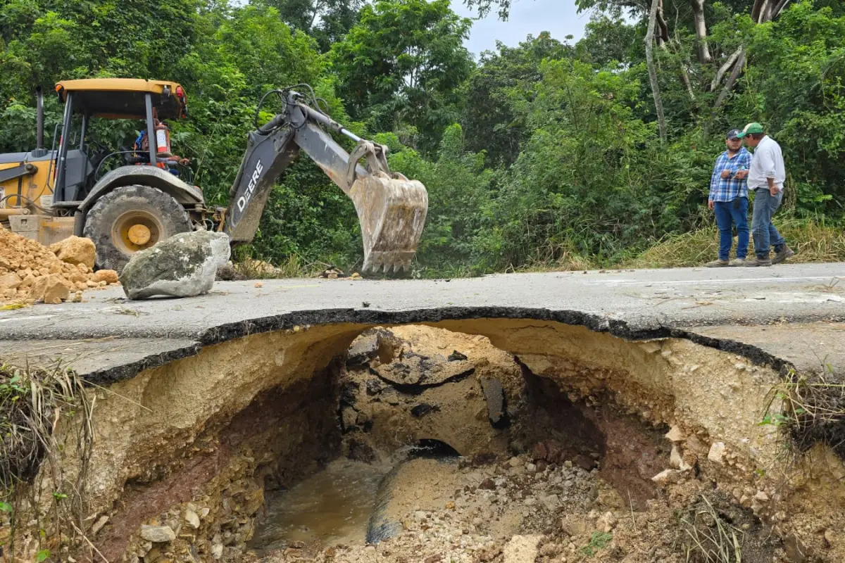 Vecinos reportaron un socavamiento en el kilómetro 355, RN-PET-11, aldea La Torre, Sayaxché, Petén. Foto: Óscar Zetina de Conred.