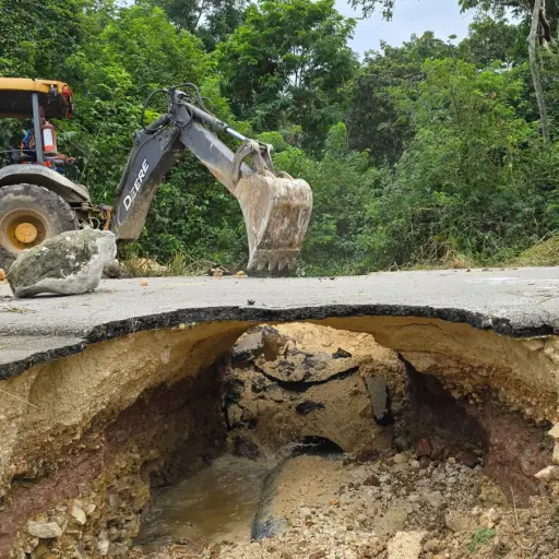 Vecinos reportaron un socavamiento en el kilómetro 355, RN-PET-11, aldea La Torre, Sayaxché, Petén. Foto: Óscar Zetina de Conred.