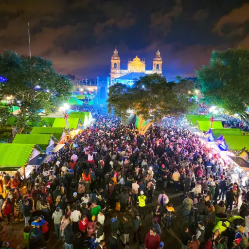 Una de las actividades con más demanda de personas es el festival instalado en la Plaza de la Constitución. Foto: Alcalde Ricardo Quiñónez.