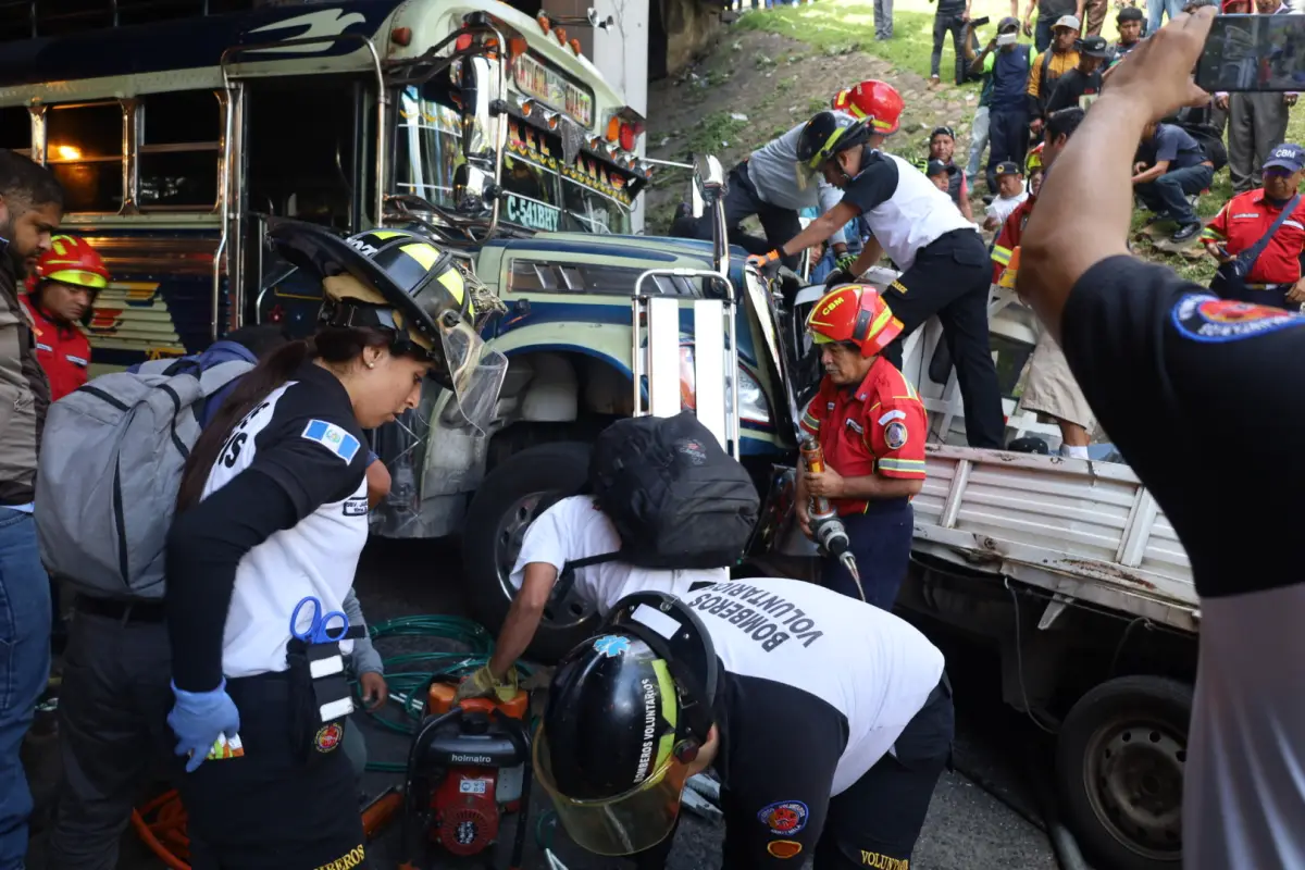 Los bomberos usaron equipo especial para sacar a uno de los heridos en el suceso. Foto: Bomberos Voluntarios. 