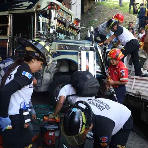 Los bomberos usaron equipo especial para sacar a uno de los heridos en el suceso. Foto: Bomberos Voluntarios. 