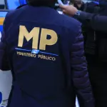 Personal del Ministerio Público y de la Policía Nacional Civil realizando allanamientos.