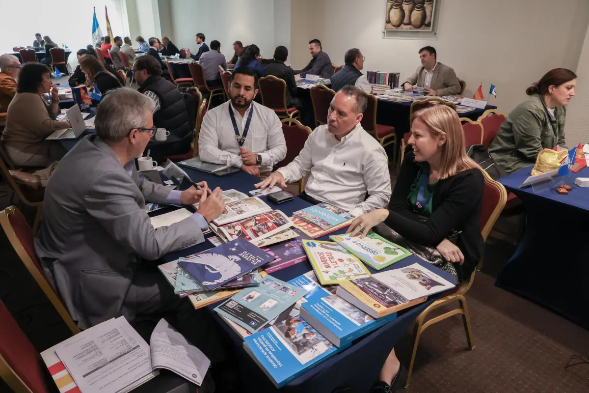 Personas asisten a un encuentro empresarial de negocios literarios en Ciudad de Guatemala. Foto: EFE