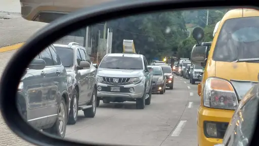 Tránsito en la capital: Fin de clases reconfigura horas pico y Emetra alerta por eventos y lluvia