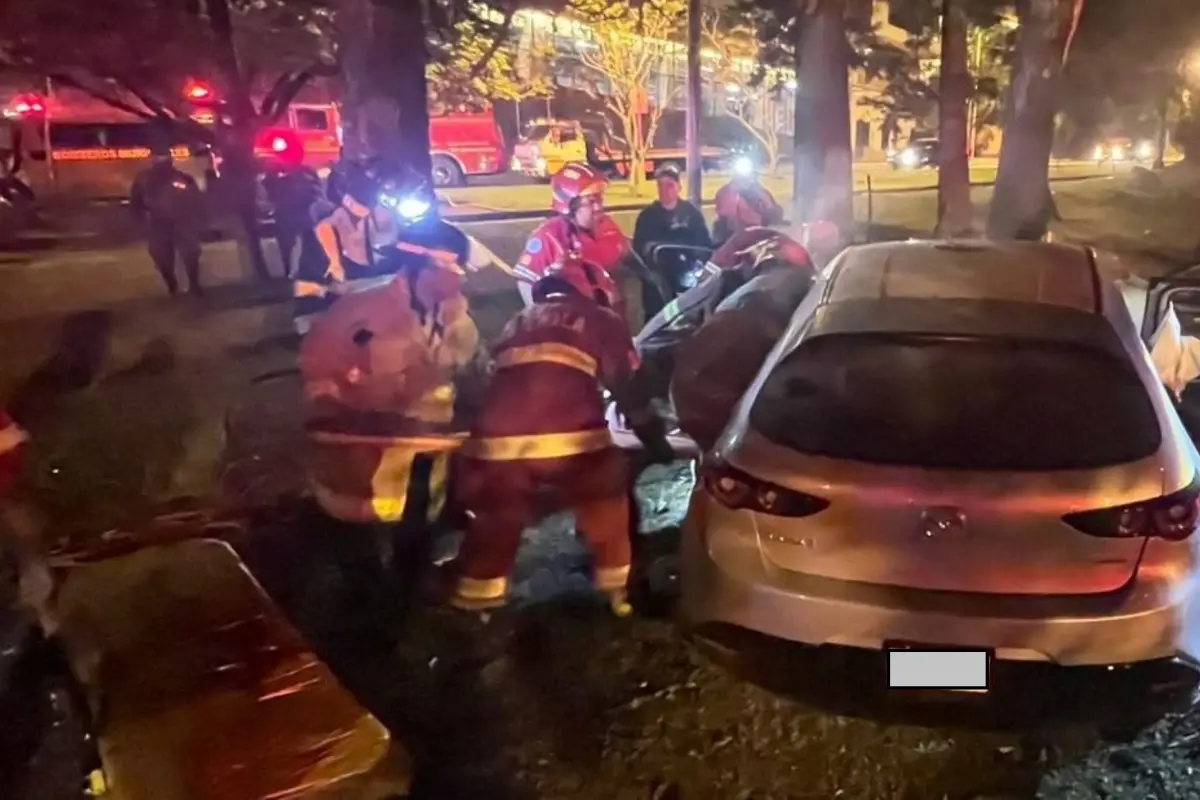 Dos hombres de unos 20 años quedaron heridos tras un accidente en la zona 5. Foto: Bomberos Municipales.