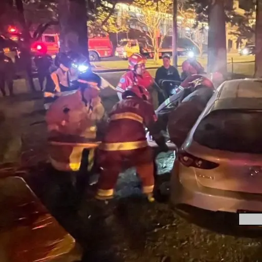 Dos hombres de unos 20 años quedaron heridos tras un accidente en la zona 5. Foto: Bomberos Municipales.