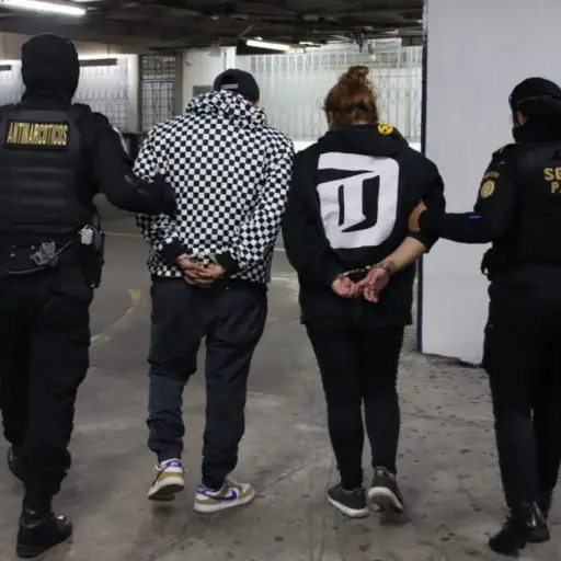 Los detenidos fueron llevados a un juzgado de turno para resolver su situación legal. Foto: PNC.