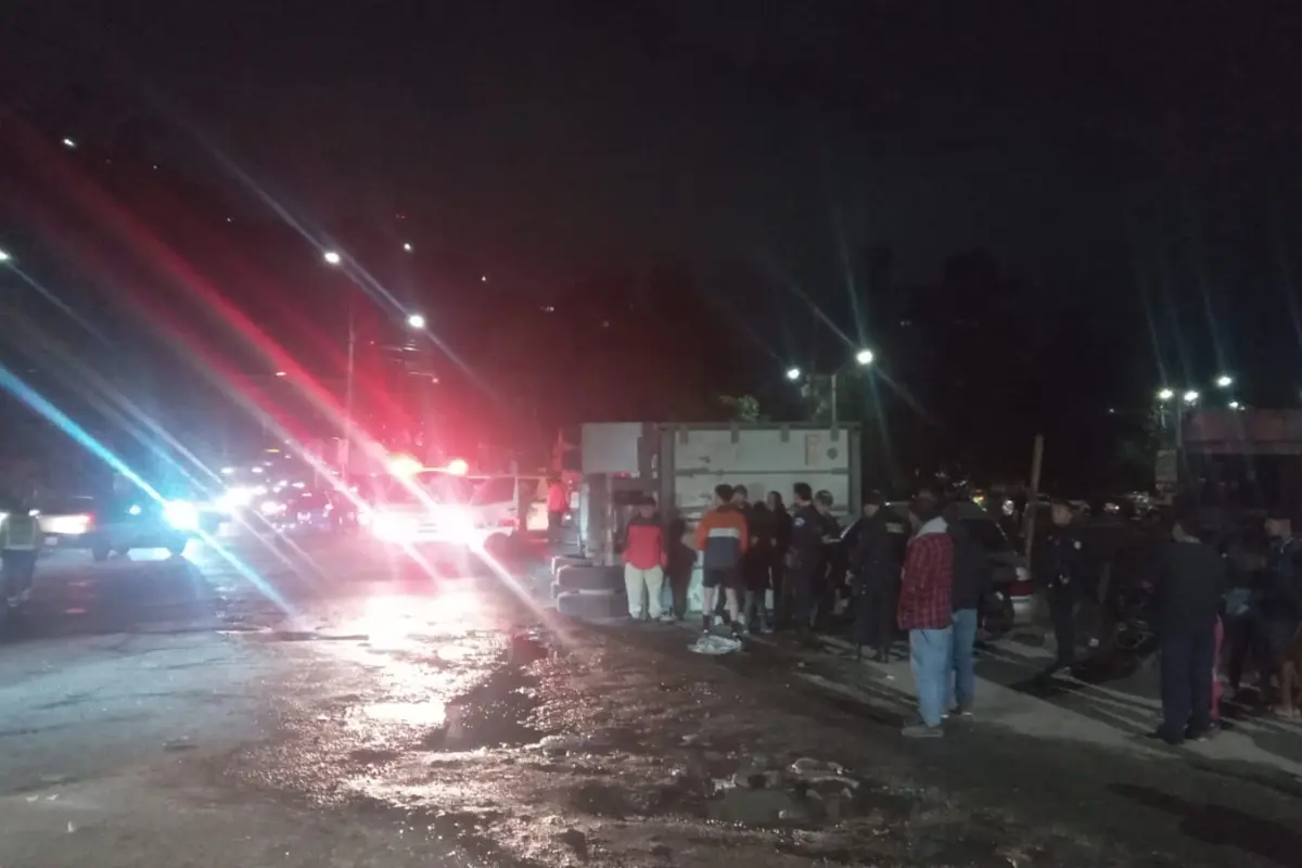 La unidad del transporte pesado dejó cuatro heridos, según la PMT local. Foto: PMT. 