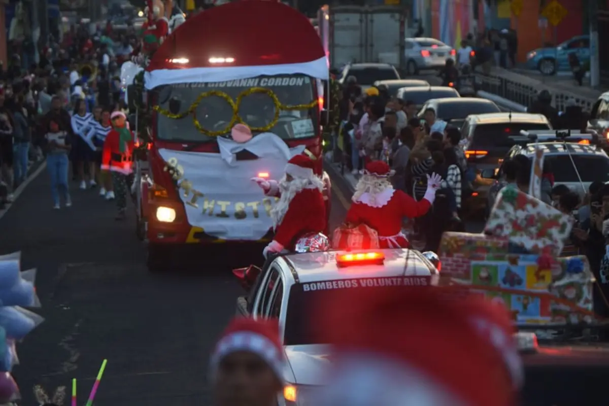 El primer desfile navideño del Cuerpo de Bomberos Voluntarios se celebró el sábado 16 de diciembre de 2023. Foto: Archivo.