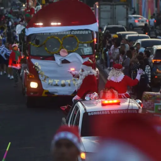 El primer desfile navideño del Cuerpo de Bomberos Voluntarios se celebró el sábado 16 de diciembre de 2023. Foto: Archivo.