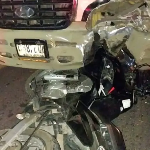 La motocicleta quedó bajo la unidad de transporte al momento del accidente de tránsito. Foto: Medios locales.