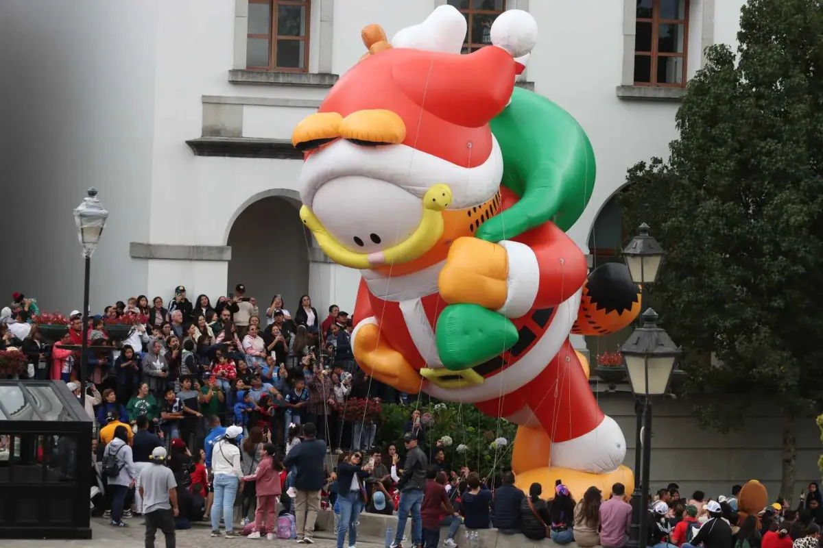 El desfile de globos gigantes abarrotó las calles y avenidas del Centro Comercial Cayalá. Foto: Álex Meoño.