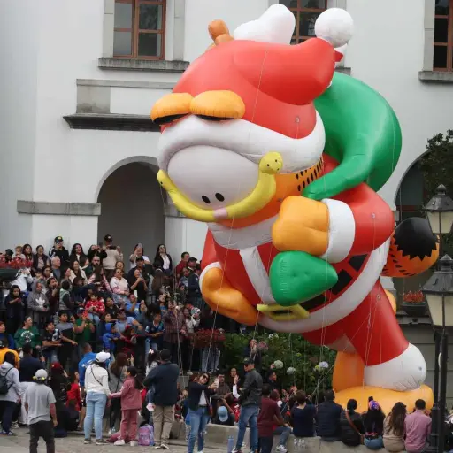 El desfile de globos gigantes abarrotó las calles y avenidas del Centro Comercial Cayalá. Foto: Álex Meoño.