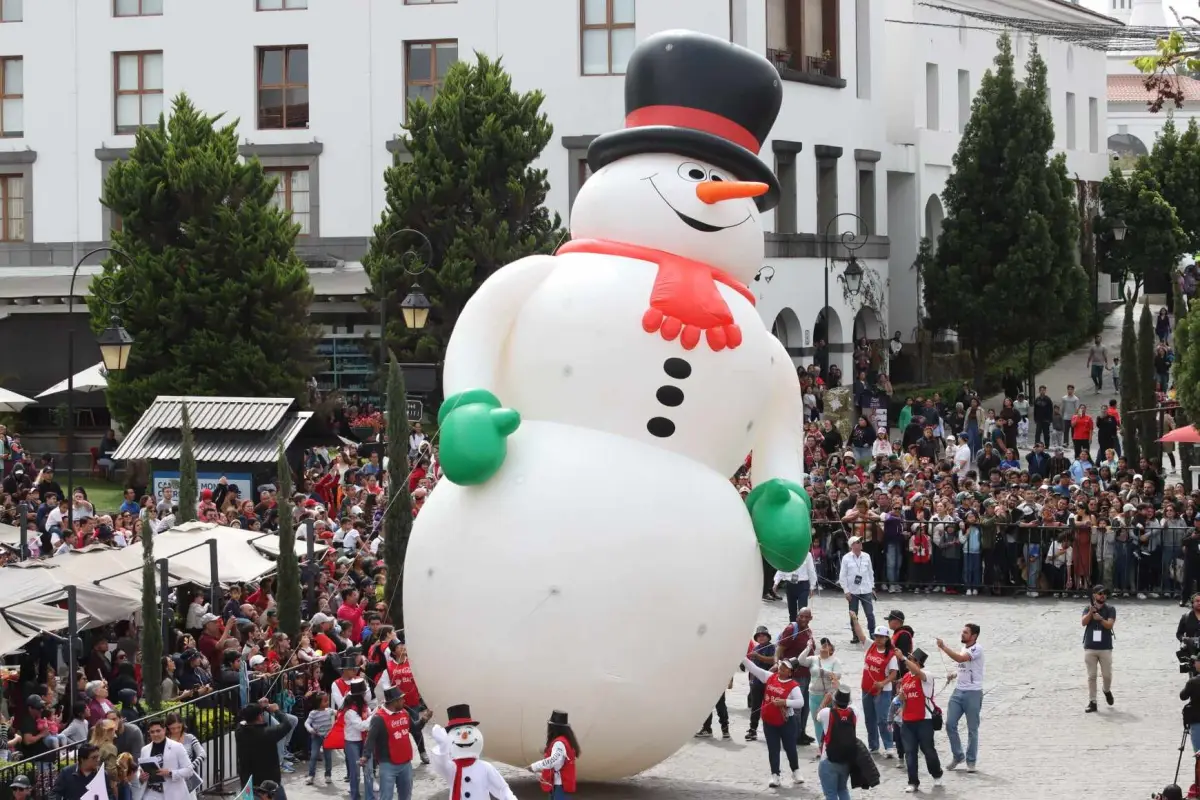 Cayalá adorna el cielo con globos gigantes para dar la bienvenida a la Navidad - Álex Meoño (53), 