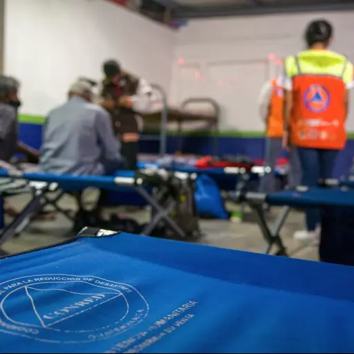 Personas permanecen en un albergue habilitado por las autoridades en la temporada de bajas temperaturas. ,Conred
