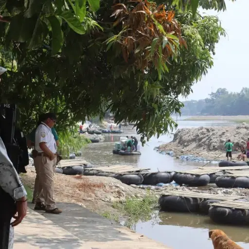 Personal de la Guardia Nacional resguardan las orillas del río Suchiate, en la ciudad de Tapachula, Chiapas (México). Foto: EFE