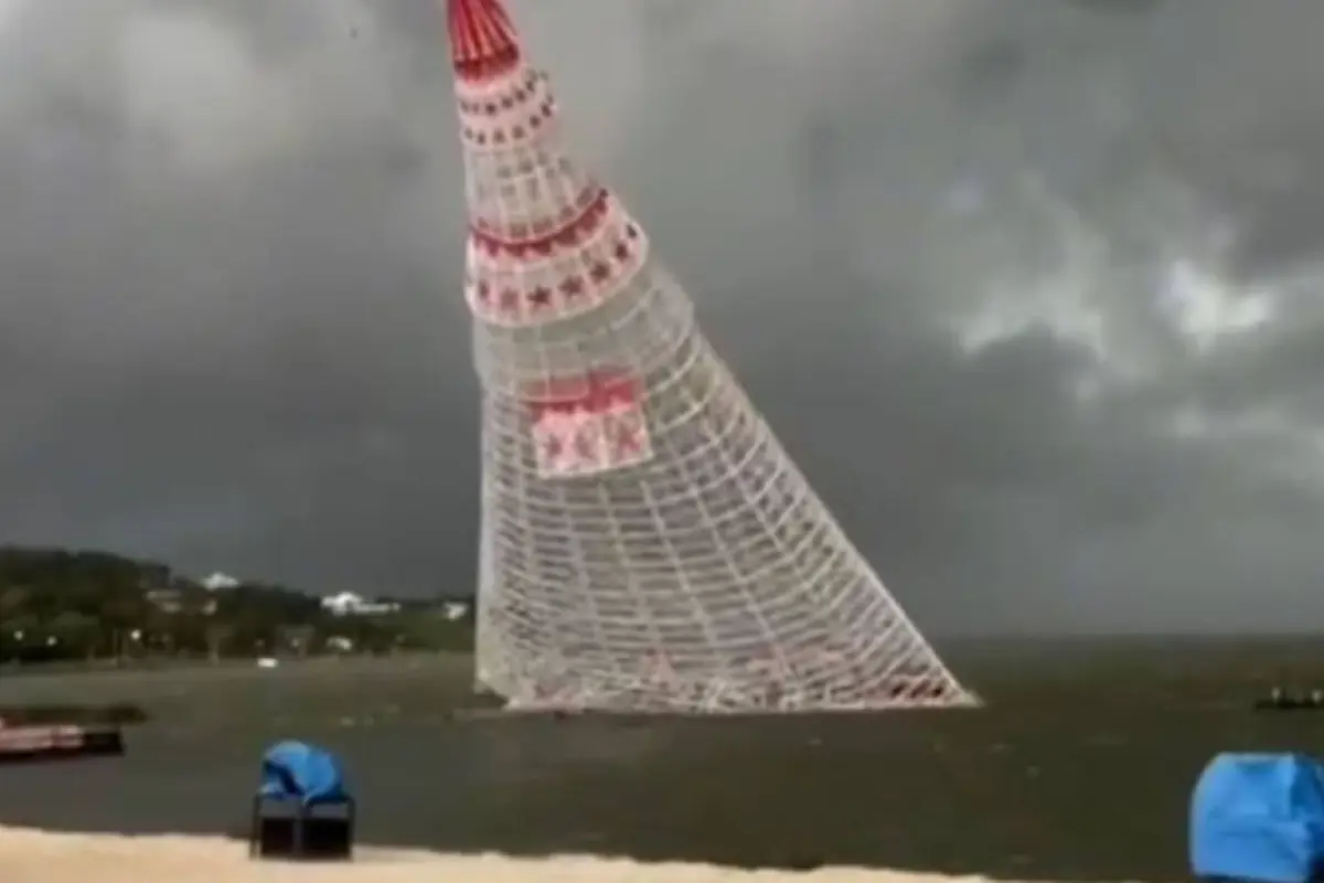 caida-de-enorme-arbol-de-navidad-flotante, 